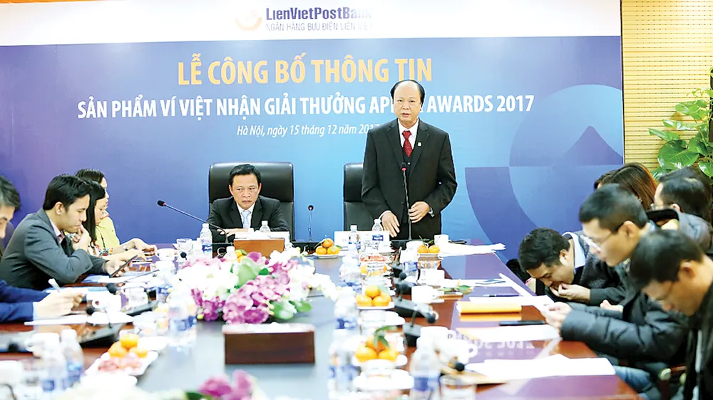 Ông Phạm Doãn Sơn, Phó Chủ tịch Thường trực HĐQT kiêm TGĐ LienVietPostBank (bên trái)  và ông Nguyễn Đình Thắng, Phó Chủ tịch HĐQT (bên phải)