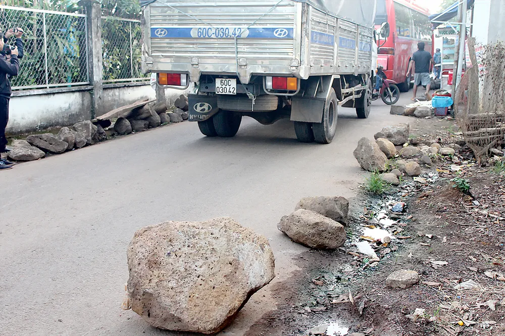 Kiểm soát xe né trạm BOT Trảng Bom đi vào đường dân sinh
