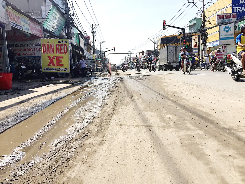 Tan nát quốc lộ 50 ảnh 1