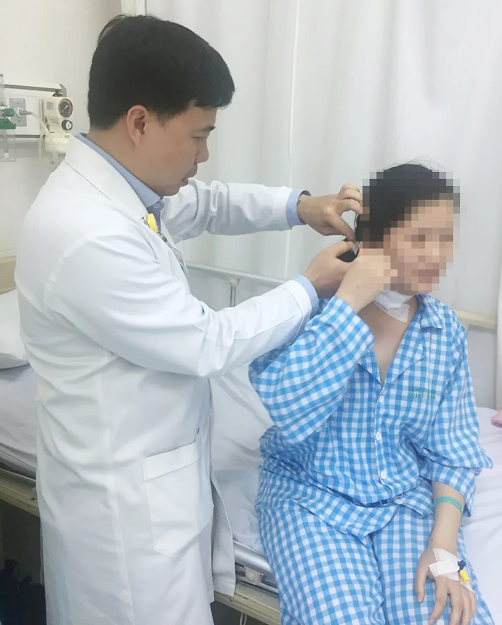 Giúp bệnh nhân bỏ u bao dây thần kinh cột sống cổ xâm lấn  ảnh 2