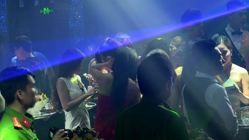 Đột kích 2 quán bar, phát hiện nhiều dân chơi nghi “phê” ma tuý ảnh 4