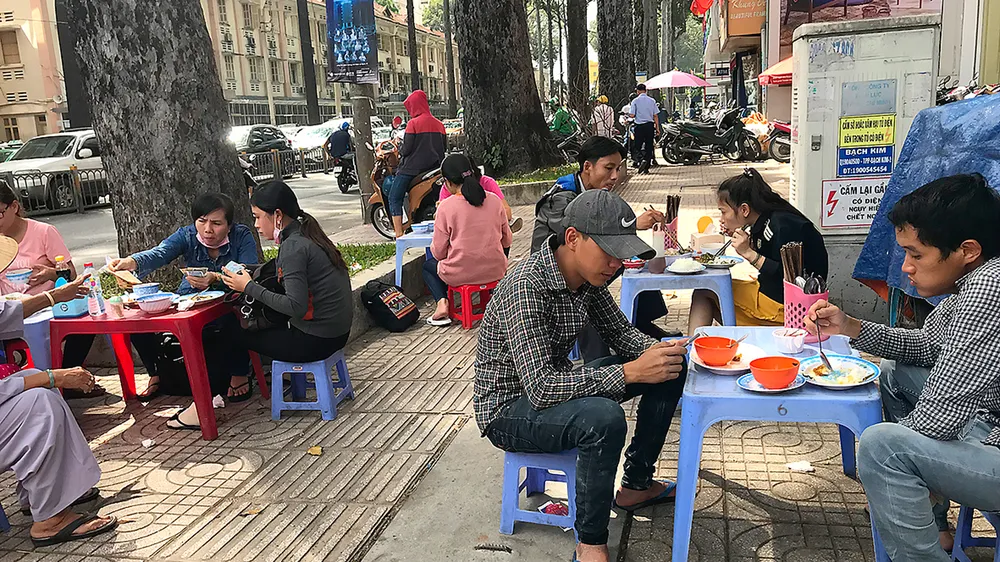 Trật tự vỉa hè, lòng đường: Cần giải pháp căn cơ hơn! ảnh 1