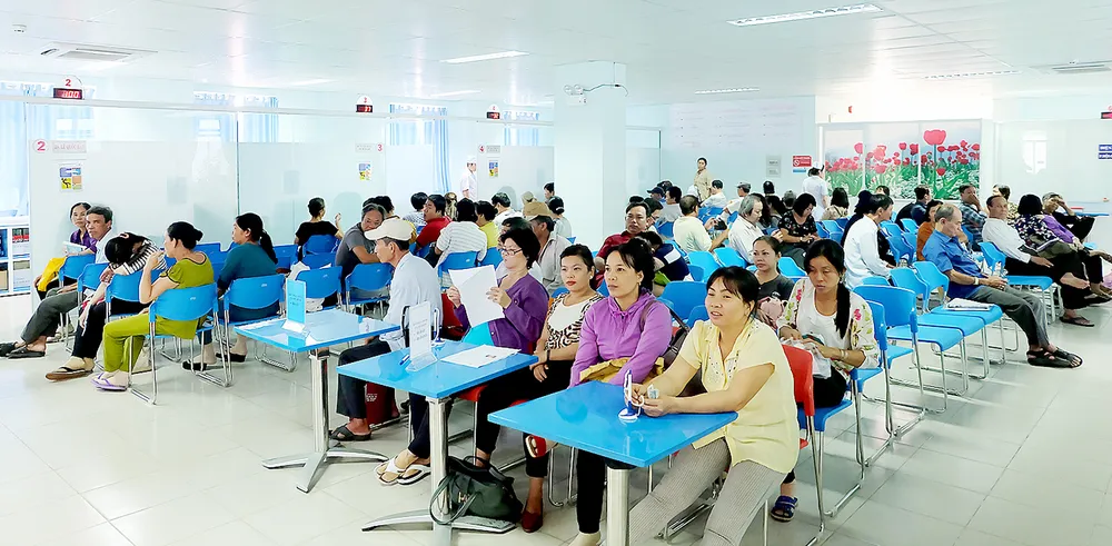 Thầy thuốc “chạy quanh” người bệnh ảnh 1