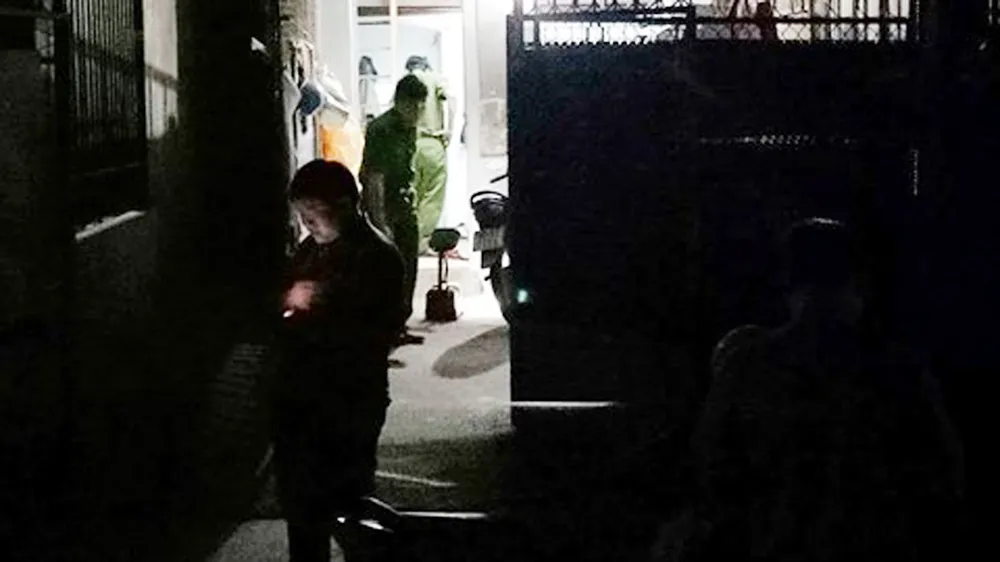 Công an khám nghiệm hiện trường trong đêm