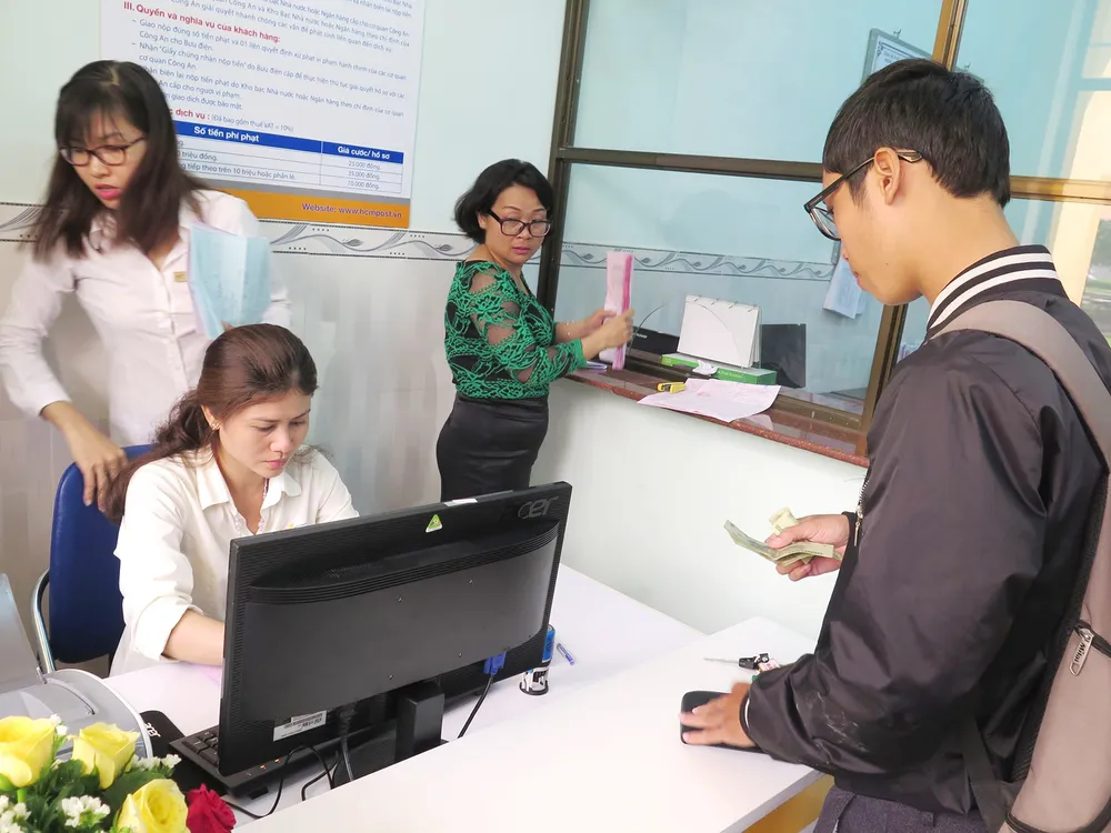 Dịch vụ giải quyết hồ sơ hành chính qua bưu điện “lên ngôi” ảnh 2