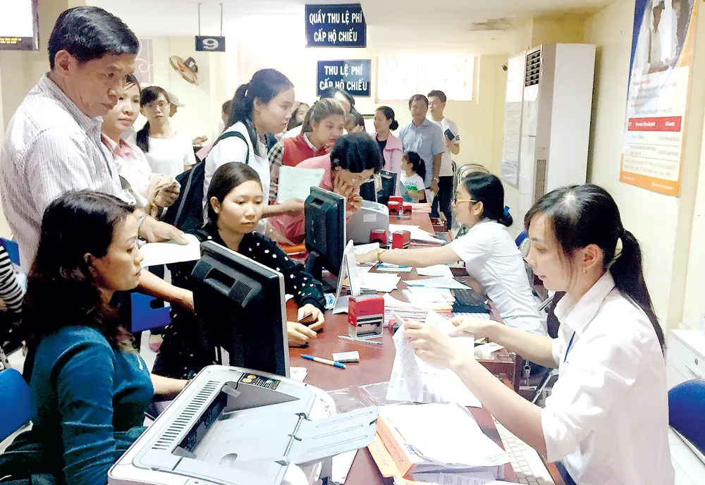 Dịch vụ giải quyết hồ sơ hành chính qua bưu điện “lên ngôi” ảnh 1