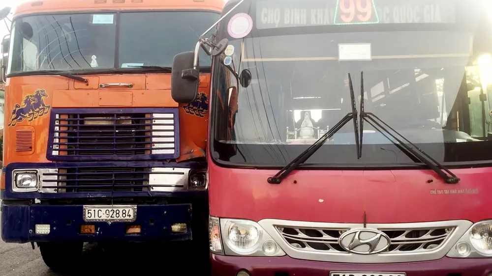Truy đuổi đòi bồi thường sau va chạm, xe buýt và container dính chặt nhau trên đường ảnh 2