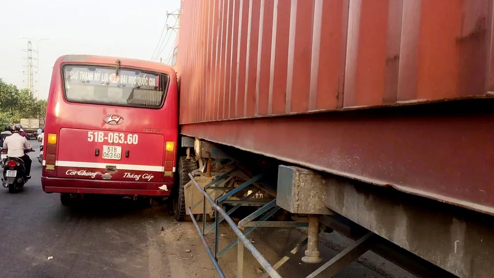 Truy đuổi đòi bồi thường sau va chạm, xe buýt và container dính chặt nhau trên đường ảnh 1