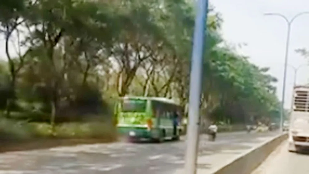 Đình chỉ tài xế xe buýt truy đuổi xe container đòi bồi thường sau va chạm ảnh 2