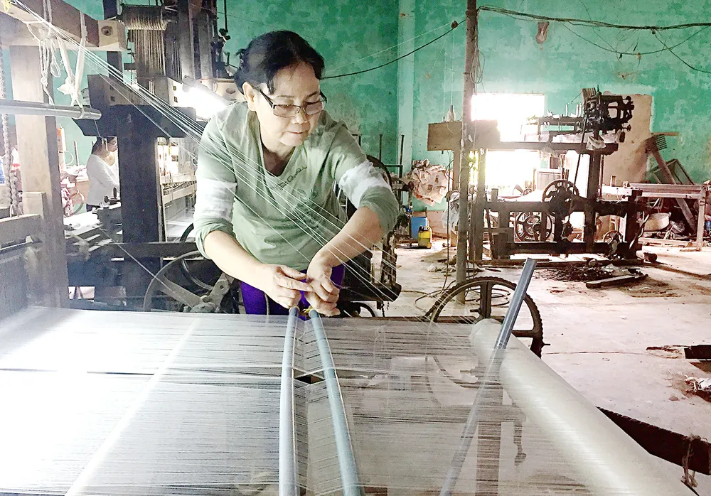 Trăn trở làng lụa Mã Châu ảnh 1