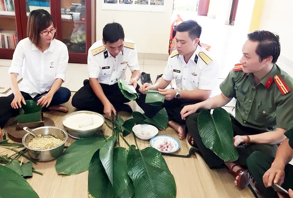 Đoàn công tác Vùng 2 Hải quân thăm, chúc tết chiến sĩ nhà giàn DK1 ảnh 1