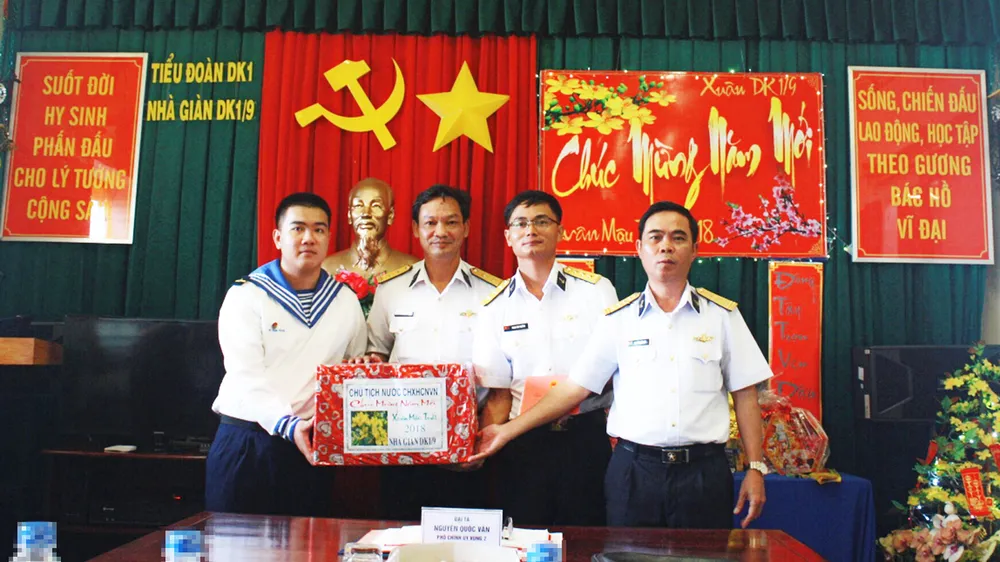 Đoàn công tác chúc tết cán bộ, chiến sĩ nhà giàn DK1