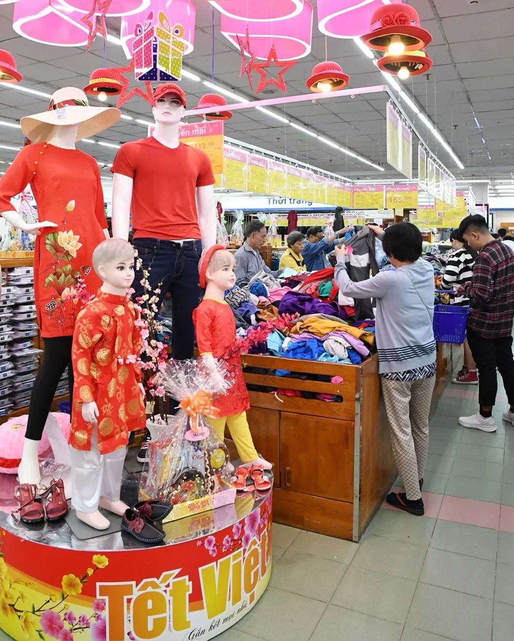 Giò chả, bánh kẹo và đồ trang trí tết đồng loạt giảm giá mạnh tại Co.opmart ảnh 1