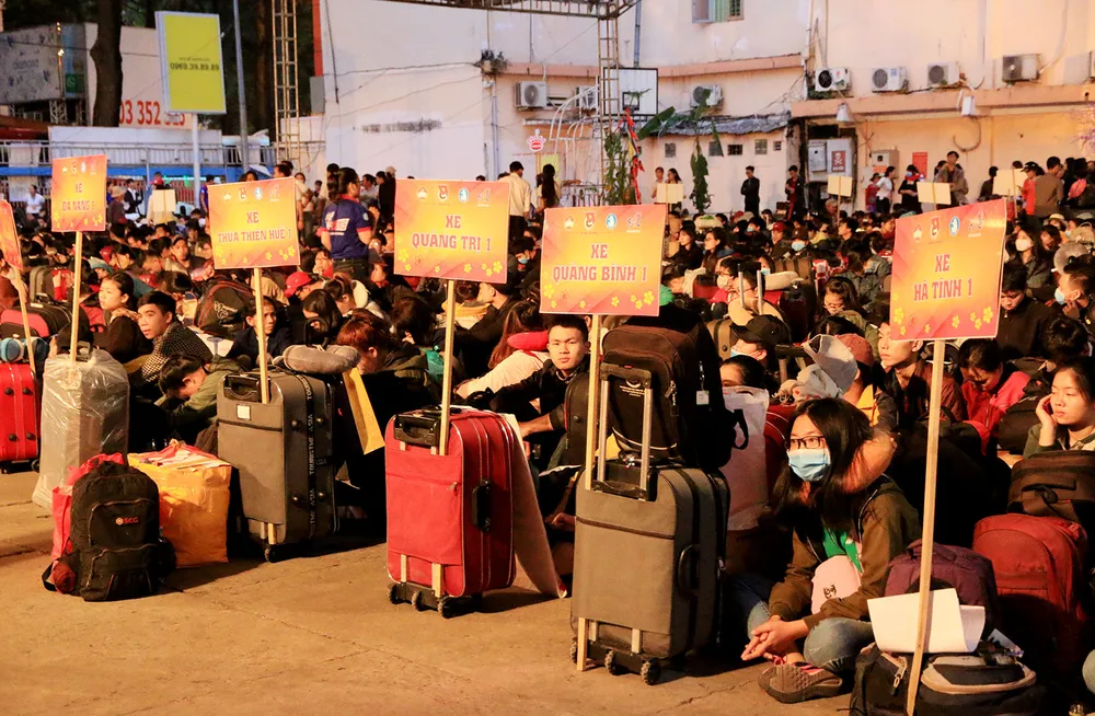 Chuyến xe mùa xuân đưa 3.000 sinh viên nghèo về quê ăn tết ảnh 6