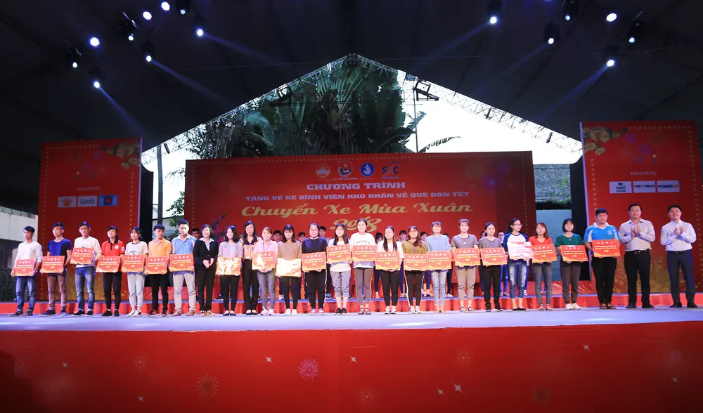 Chuyến xe mùa xuân đưa 3.000 sinh viên nghèo về quê ăn tết ảnh 1