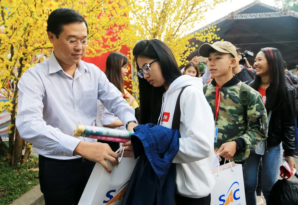 Chuyến xe mùa xuân đưa 3.000 sinh viên nghèo về quê ăn tết ảnh 3