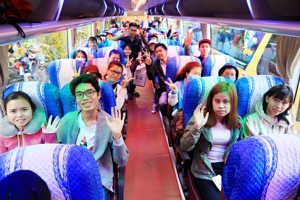 Chuyến xe mùa xuân đưa 3.000 sinh viên nghèo về quê ăn tết ảnh 11