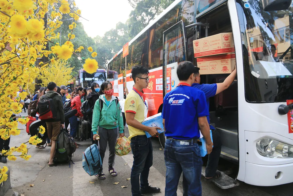 Chuyến xe mùa xuân đưa 3.000 sinh viên nghèo về quê ăn tết ảnh 10
