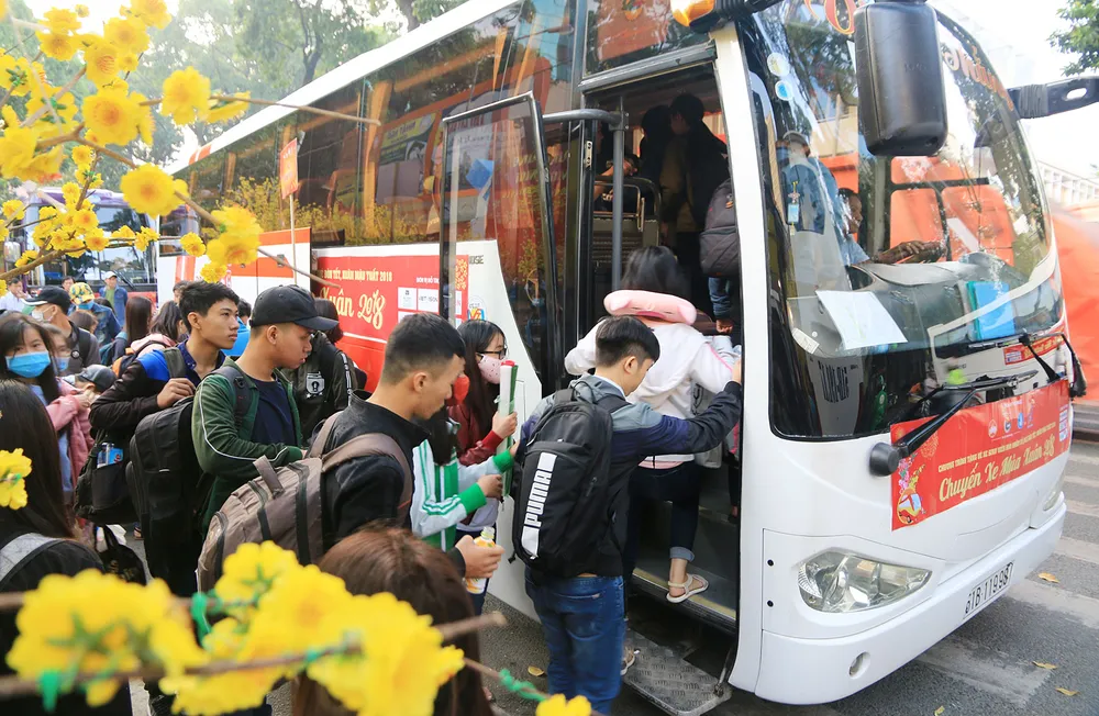 Chuyến xe mùa xuân đưa 3.000 sinh viên nghèo về quê ăn tết ảnh 9