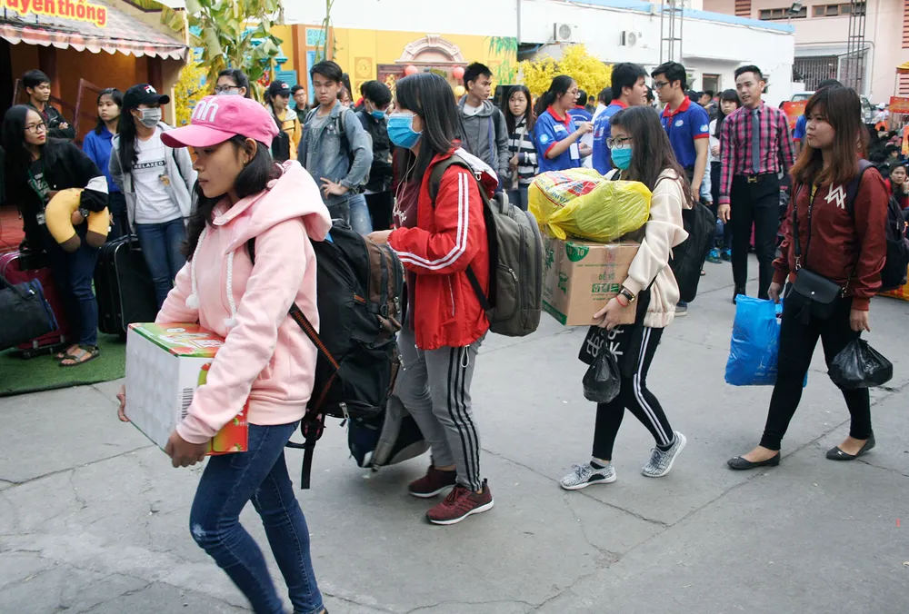 Chuyến xe mùa xuân đưa 3.000 sinh viên nghèo về quê ăn tết ảnh 7