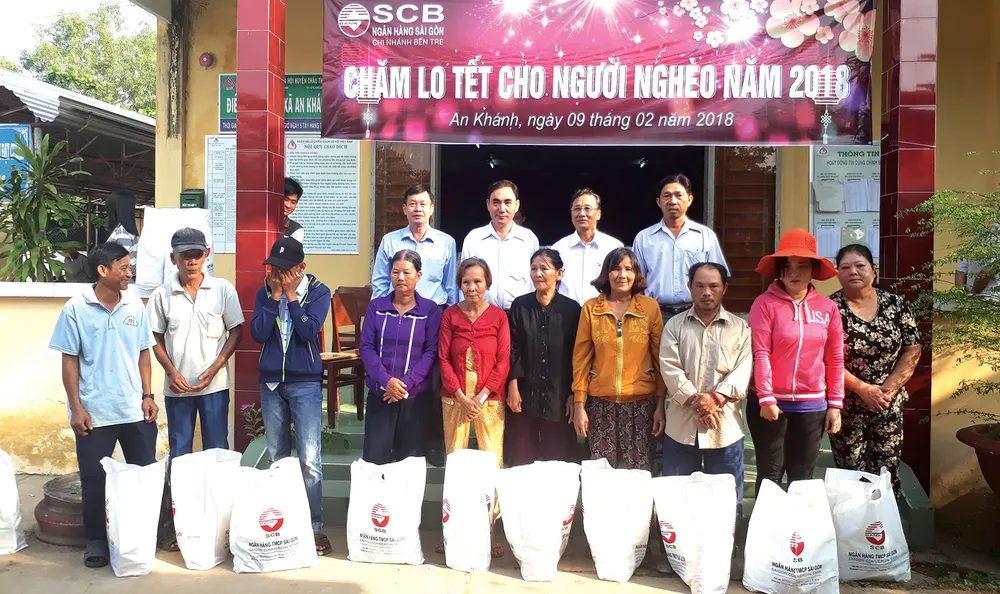 SCB trao tặng hàng ngàn phần quà tết cho người nghèo ảnh 1