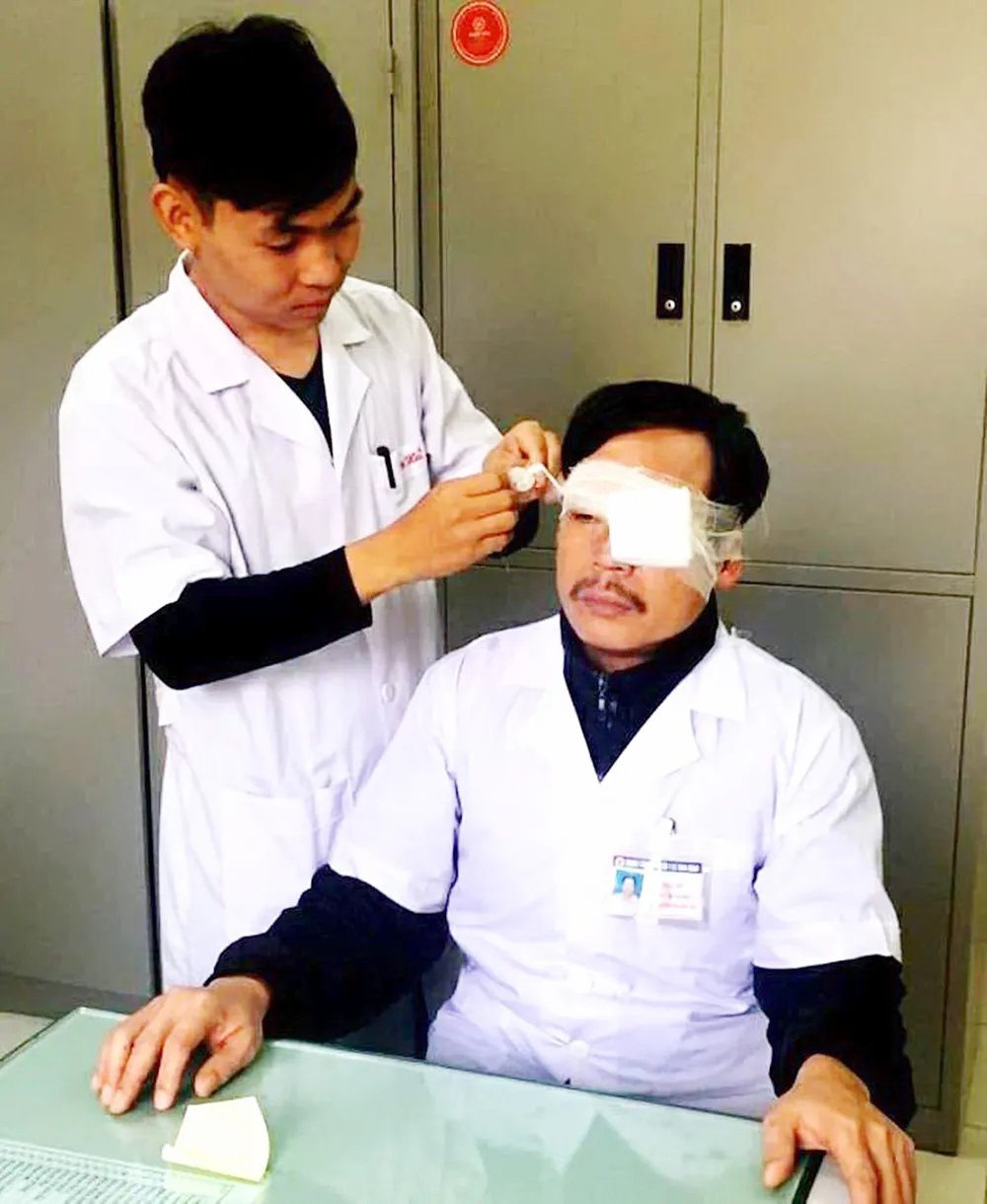 Bất an tính mạng thầy thuốc ảnh 1