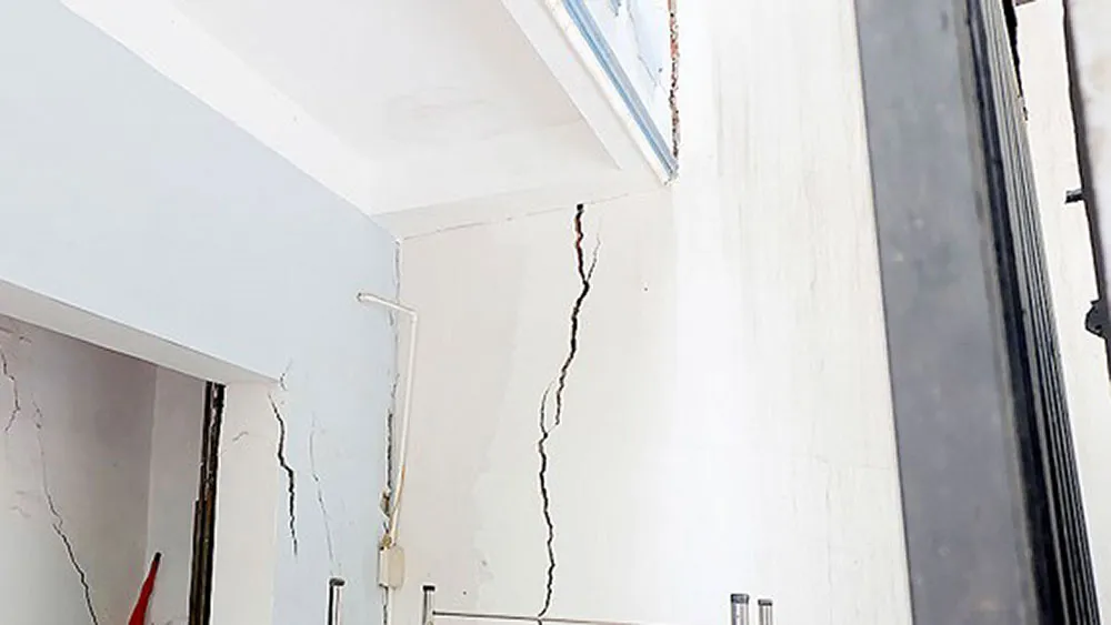 Khắc phục việc thi công làm hư đường và nhà dân ảnh 1