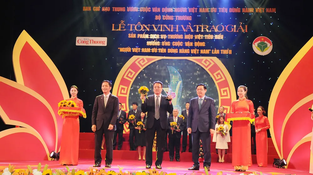 PV GAS nhận Giải thưởng “Top 10 Doanh nghiệp có dịch vụ Thương hiệu Việt xuất sắc” ảnh 1