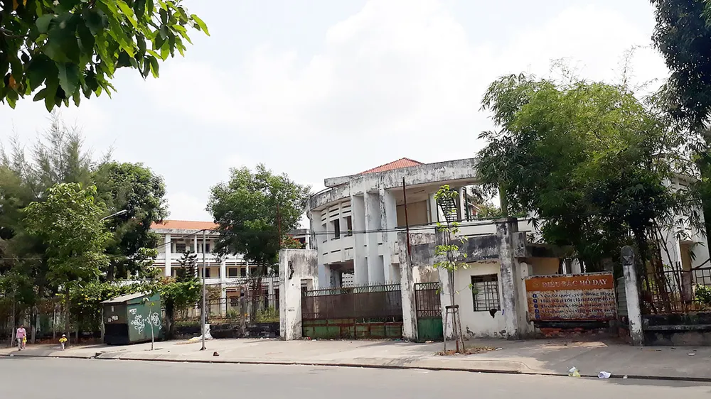 Một ngôi trường bị bỏ hoang, lãng phí  ảnh 1