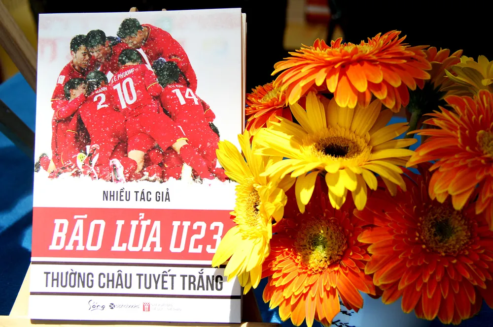Ra mắt cuốn sách đầu tiên về U23 Việt Nam “Bão lửa U23 - Thường Châu tuyết trắng” ảnh 2