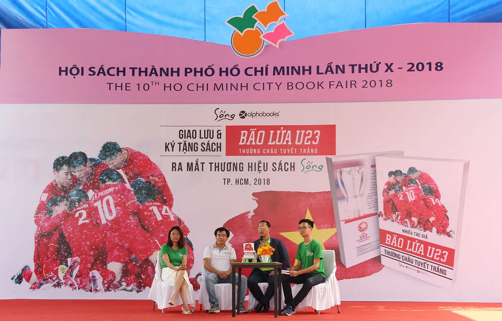 Ra mắt cuốn sách đầu tiên về U23 Việt Nam “Bão lửa U23 - Thường Châu tuyết trắng” ảnh 1