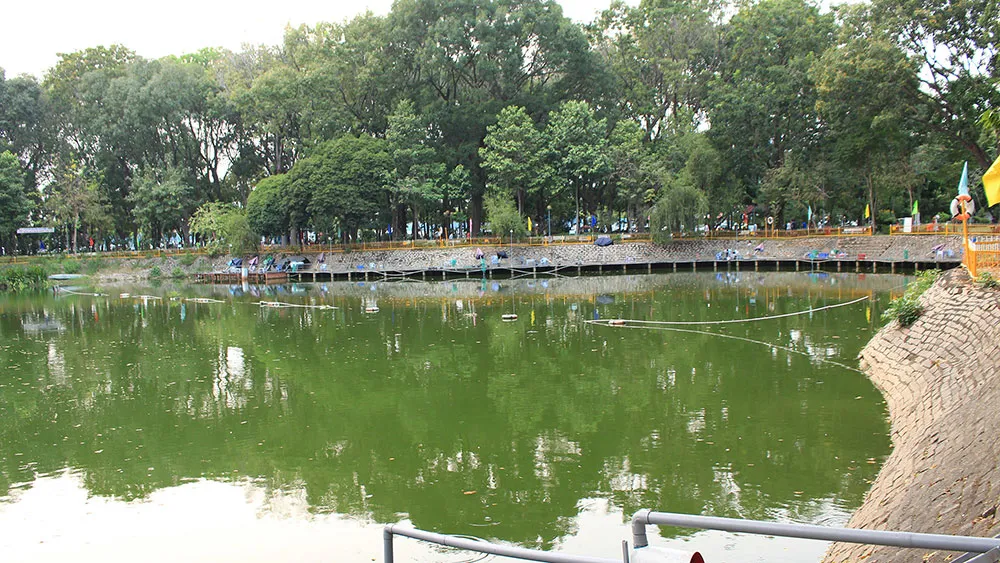 Hồ nước Công viên Hoàng Văn Thụ bốc mùi hôi thối