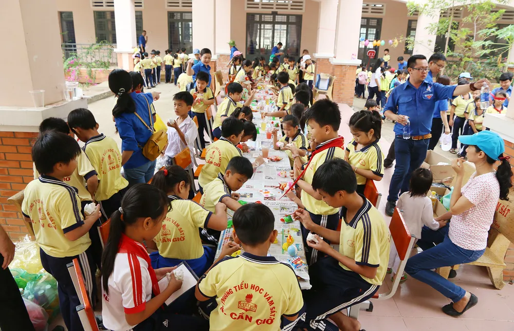 Tặng hàng ngàn tập vở, sách cho học sinh Cần Giờ ảnh 1