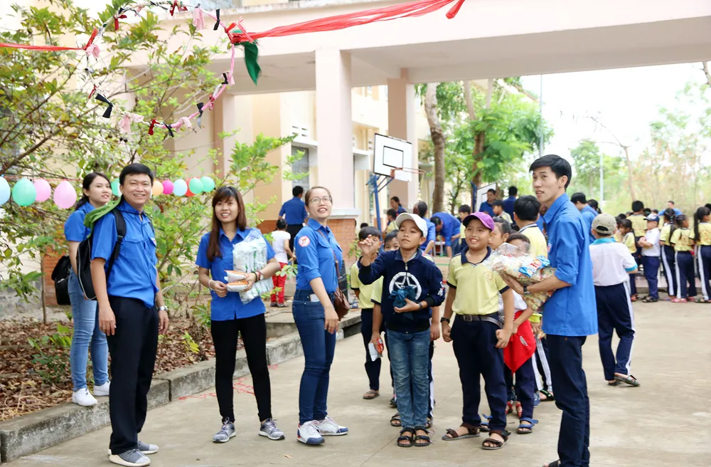 Tặng hàng ngàn tập vở, sách cho học sinh Cần Giờ ảnh 2