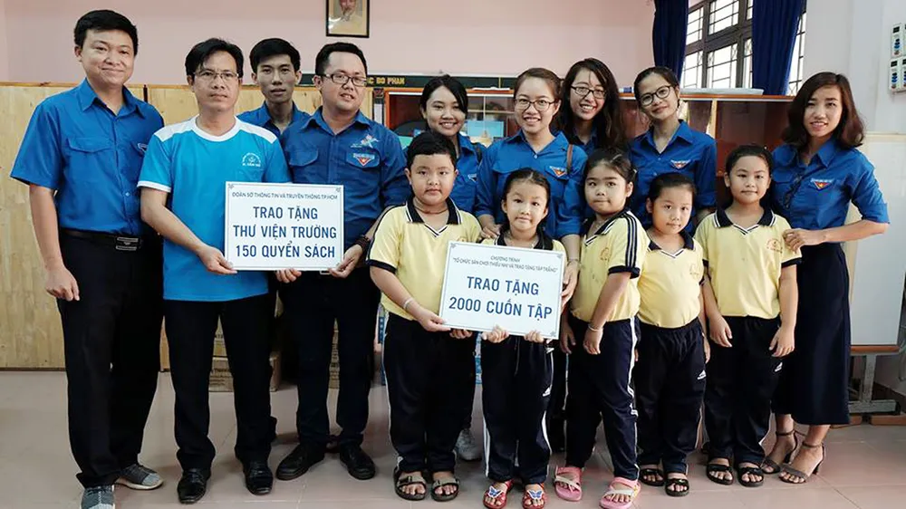 Tặng tập trắng, sách cho học sinh, giáo viên Trường Tiểu học Vàm Sát