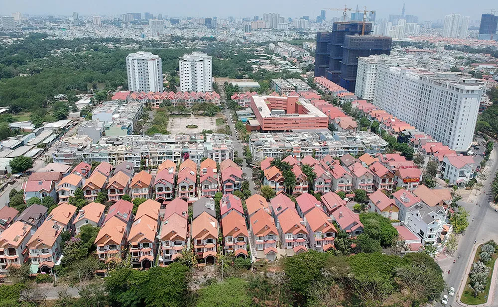 Cần thận trọng với chứng khoán bất động sản ảnh 1