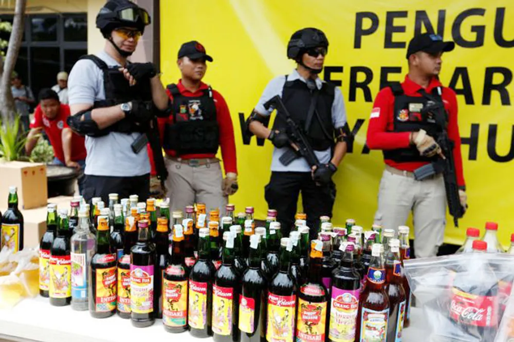Indonesia tuyên chiến với rượu lậu ảnh 1