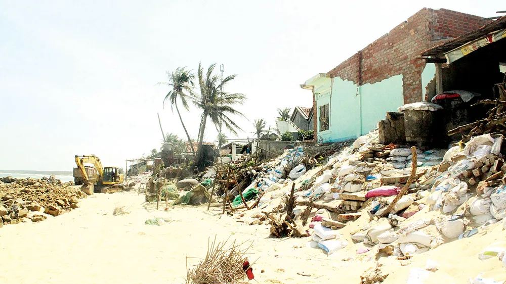 Nhiều ngôi làng ở miền Trung đang chìm dần. Bài 1: Qua những vùng sạt lở ảnh 1