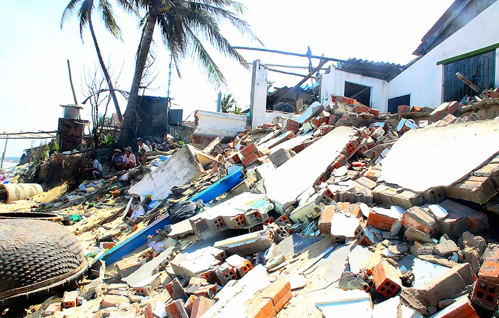 Nhiều ngôi làng ở miền Trung đang chìm dần. Bài 1: Qua những vùng sạt lở ảnh 2