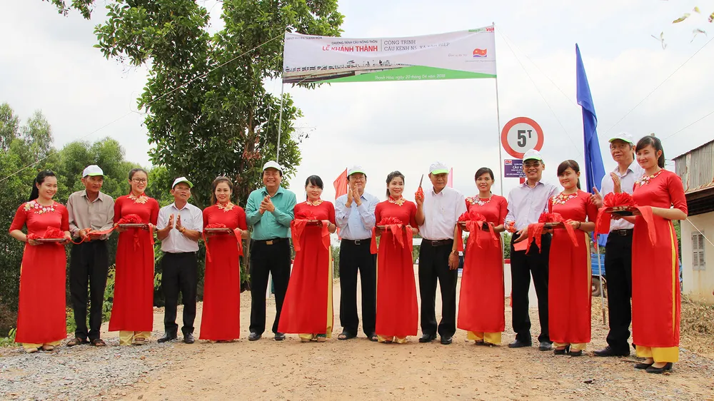 Lễ cắt băng khánh thành cầu kênh N5 tại xã Tân Hiệp, huyện Thạnh Hóa 
