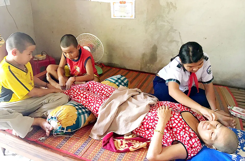 Mẹ ung thư, 3 con nguy cơ bỏ học ảnh 1