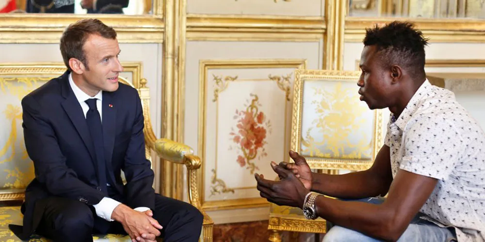 Cứu cháu bé lơ lửng trên tầng 4, “người nhện” Mali  được Tổng thống Pháp cấp quyền công dân ảnh 1