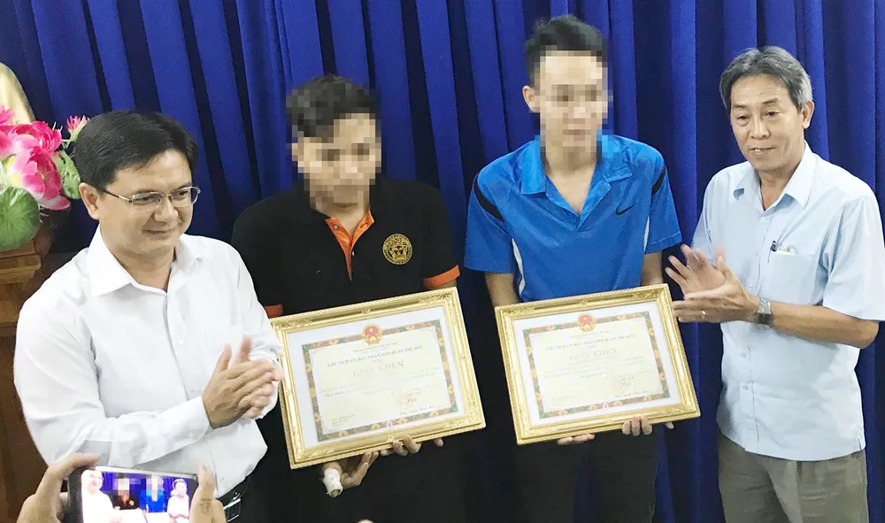 Vụ kẻ cướp bị truy đuổi đâm 2 nam thanh niên trọng thương: Thưởng nóng người dân bắt cướp ảnh 1