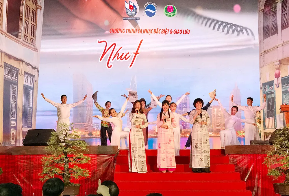 Chương trình ca nhạc đặc biệt và giao lưu “Như hoa không tên“ ảnh 1