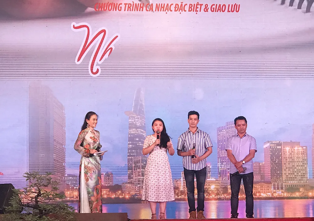 Chương trình ca nhạc đặc biệt và giao lưu “Như hoa không tên“ ảnh 8