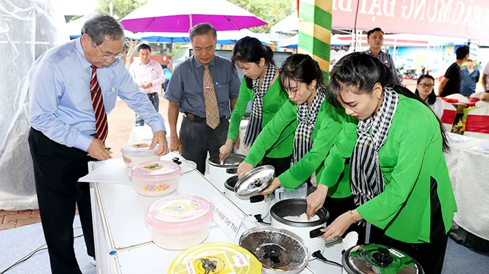 Hội thi “Lúa sạch, gạo thơm, cơm ngon” năm 2018: Vì giá trị thương hiệu gạo Việt ảnh 3