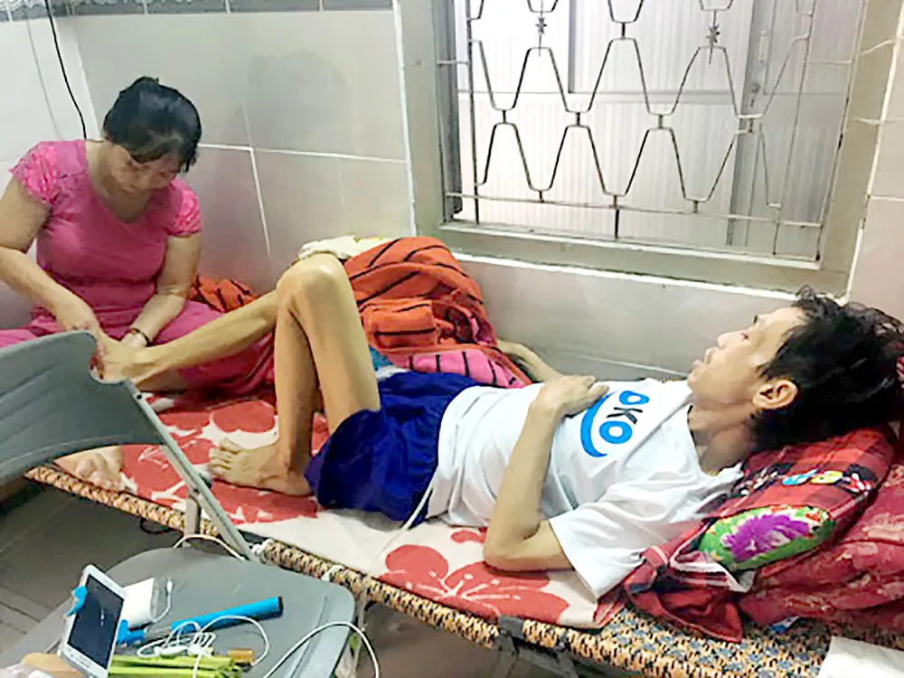 Thầy giáo ung thư mong được trở lại trường ảnh 1