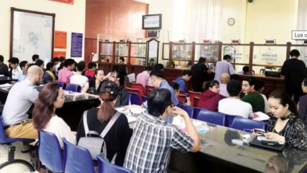 Người dân, doanh nghiệp tìm hiểu về các quy định pháp luật, trong đó có Luật Trọng tài thương mại tại Sở Tư pháp TPHCM