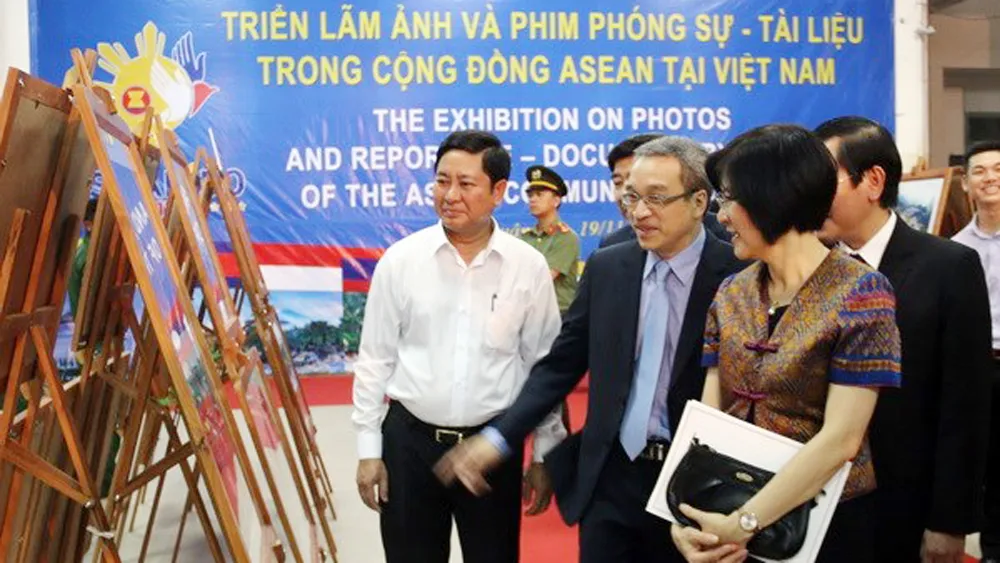 Các đại biểu xem ảnh triển lãm. Ảnh: TTXVN