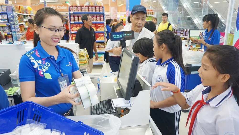 Nhiều sản phẩm được giảm giá mạnh  tại Co.opmart Tân Châu, An Giang